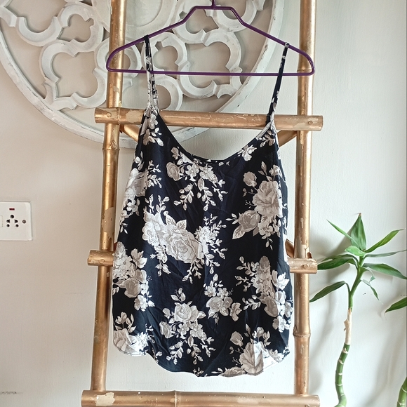 Tokyo City Tops - 👩‍❤️‍👩 Floral Deep Grey And White Vest Top